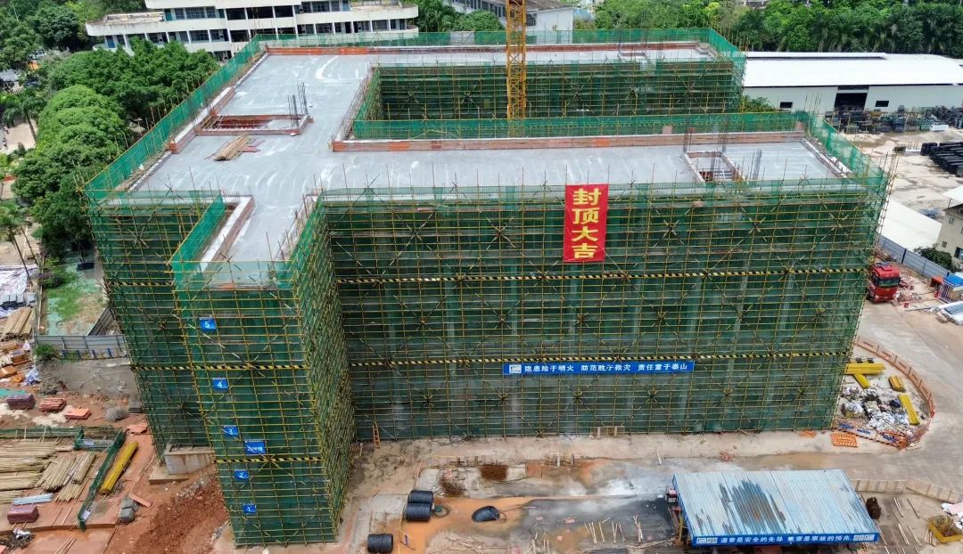 歷時(shí)73天！南寧四十三中2#教學(xué)樓主體結(jié)構(gòu)順利封頂